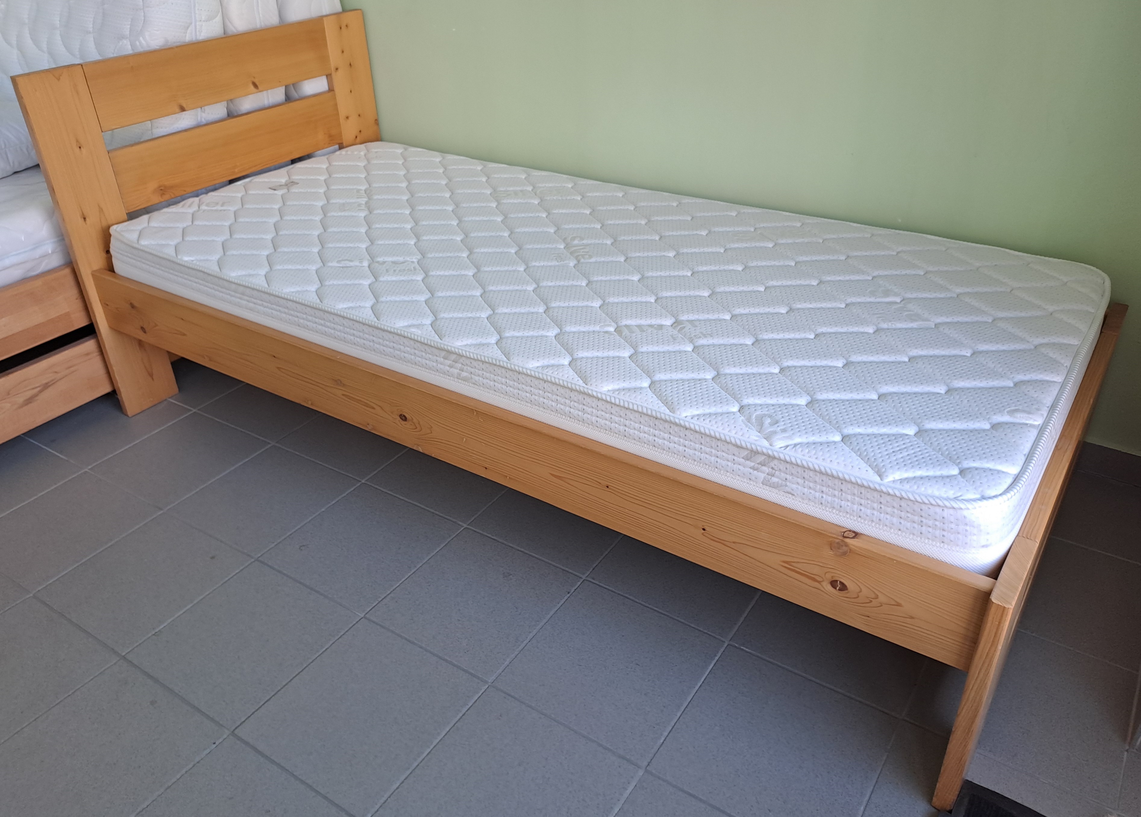 DITA 2 JEDNOLŮŽKO  smrk předváděcí - sleva 50% 